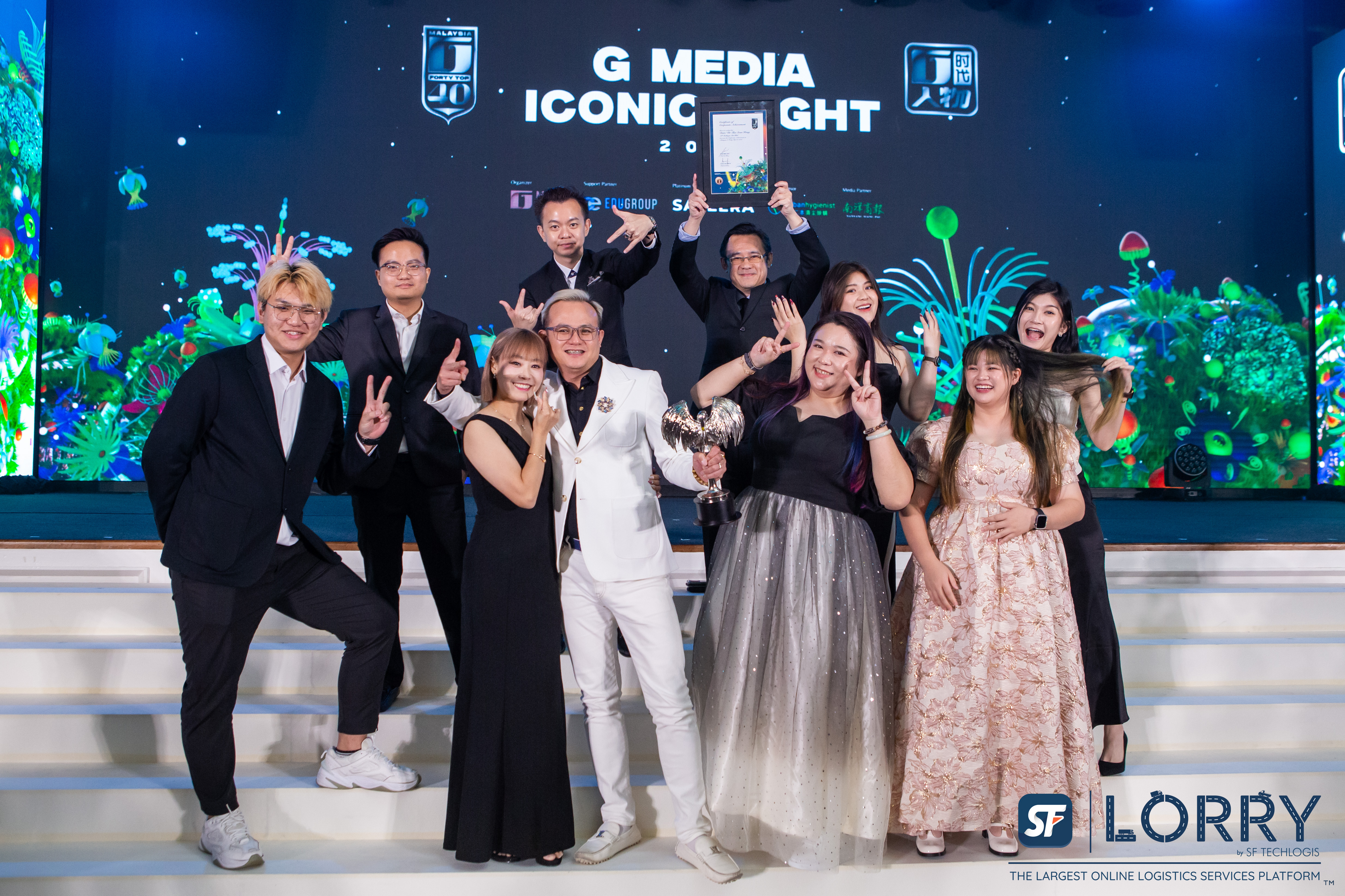 Dato' Dr. Tan Soon Hong menerima Anugerah G FORTY TOP 40 sempena G Media Iconic Award 2024 mewakili SF Lorry