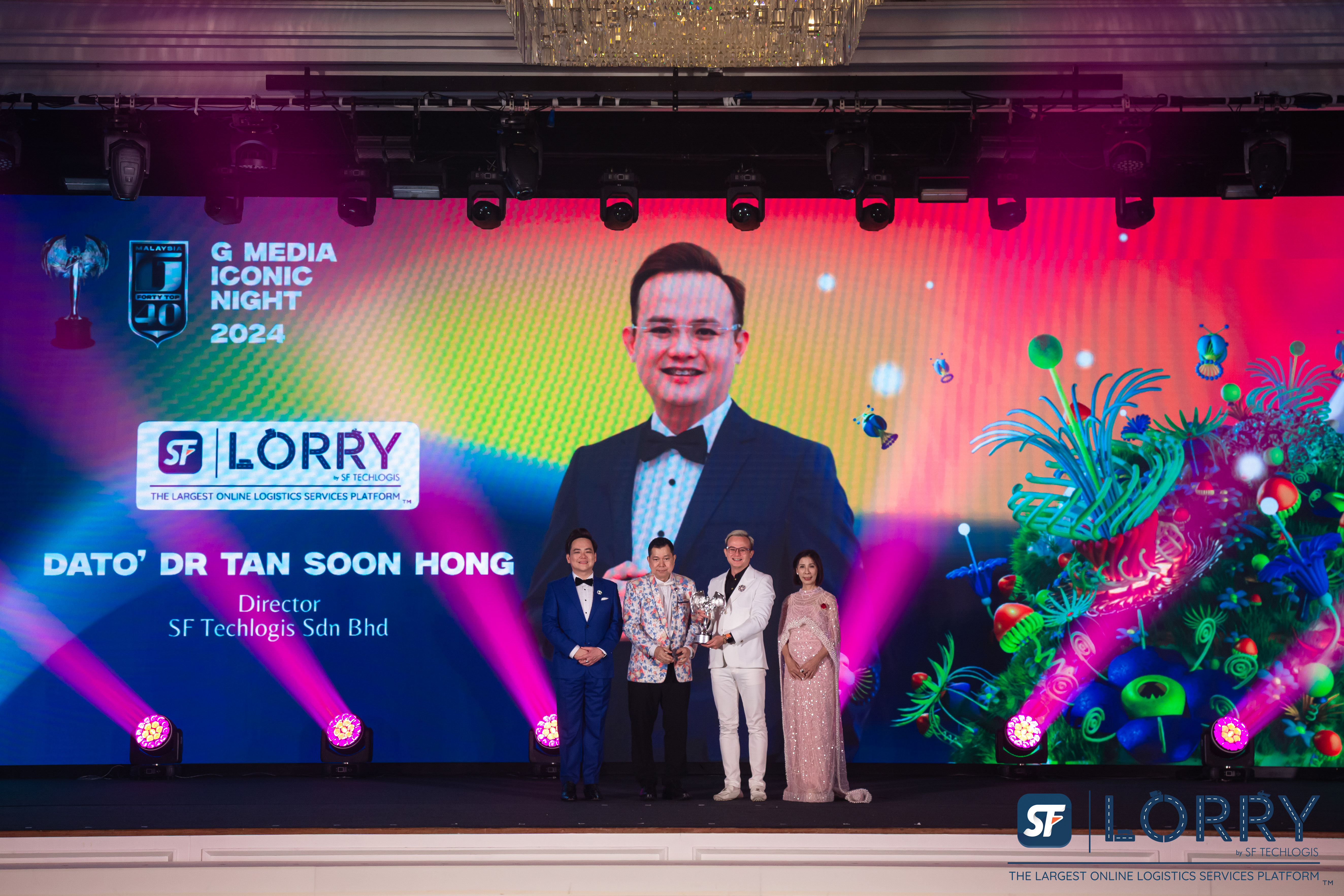 Dato' Dr. Tan Soon Hong menerima Anugerah G FORTY TOP 40 sempena G Media Iconic Award 2024 mewakili SF Lorry