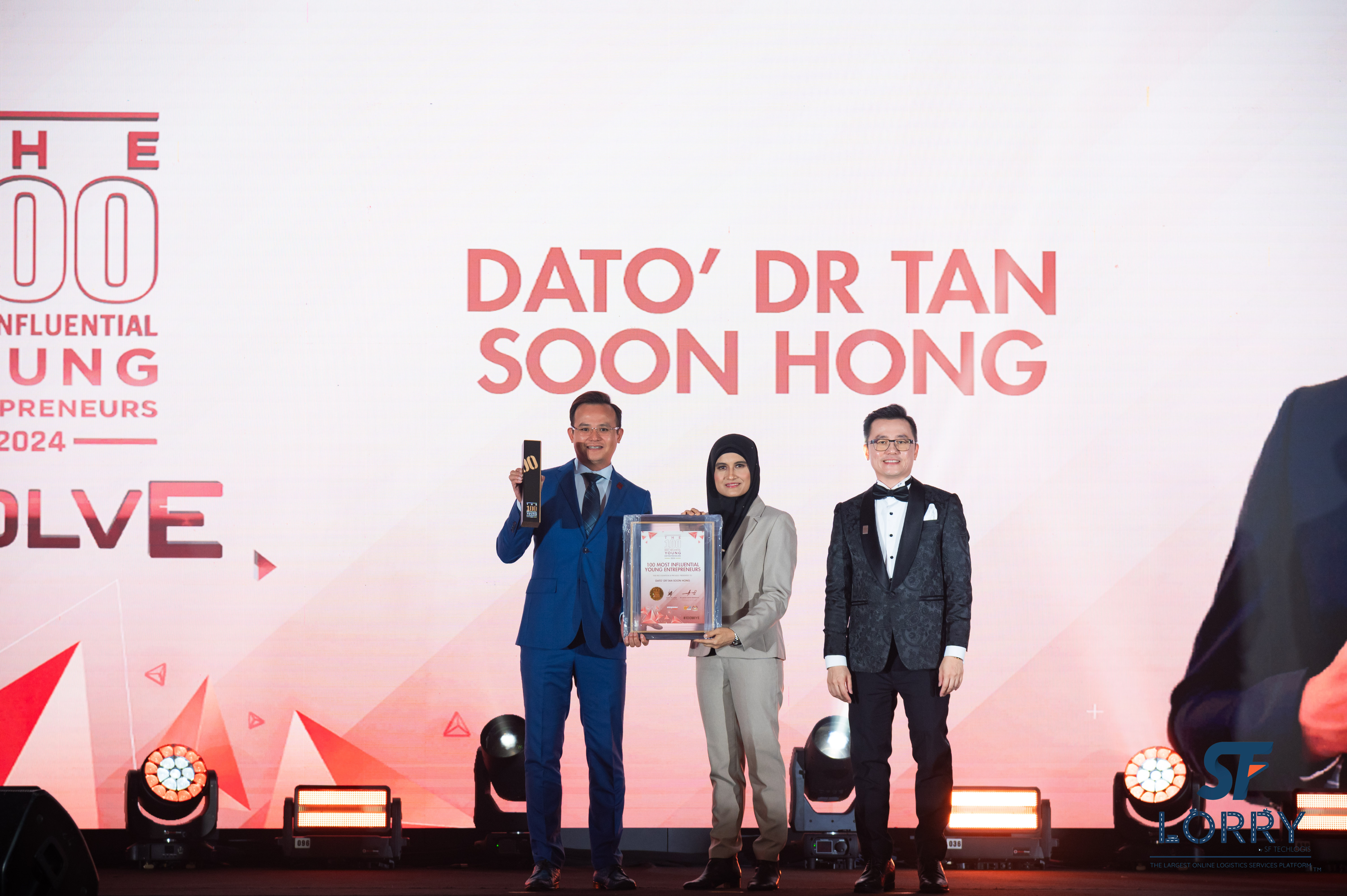 Dato’ Dr. Tan Soon Hong receives The 100 MIYE 2024 award at Shangri-La Kuala Lumpur