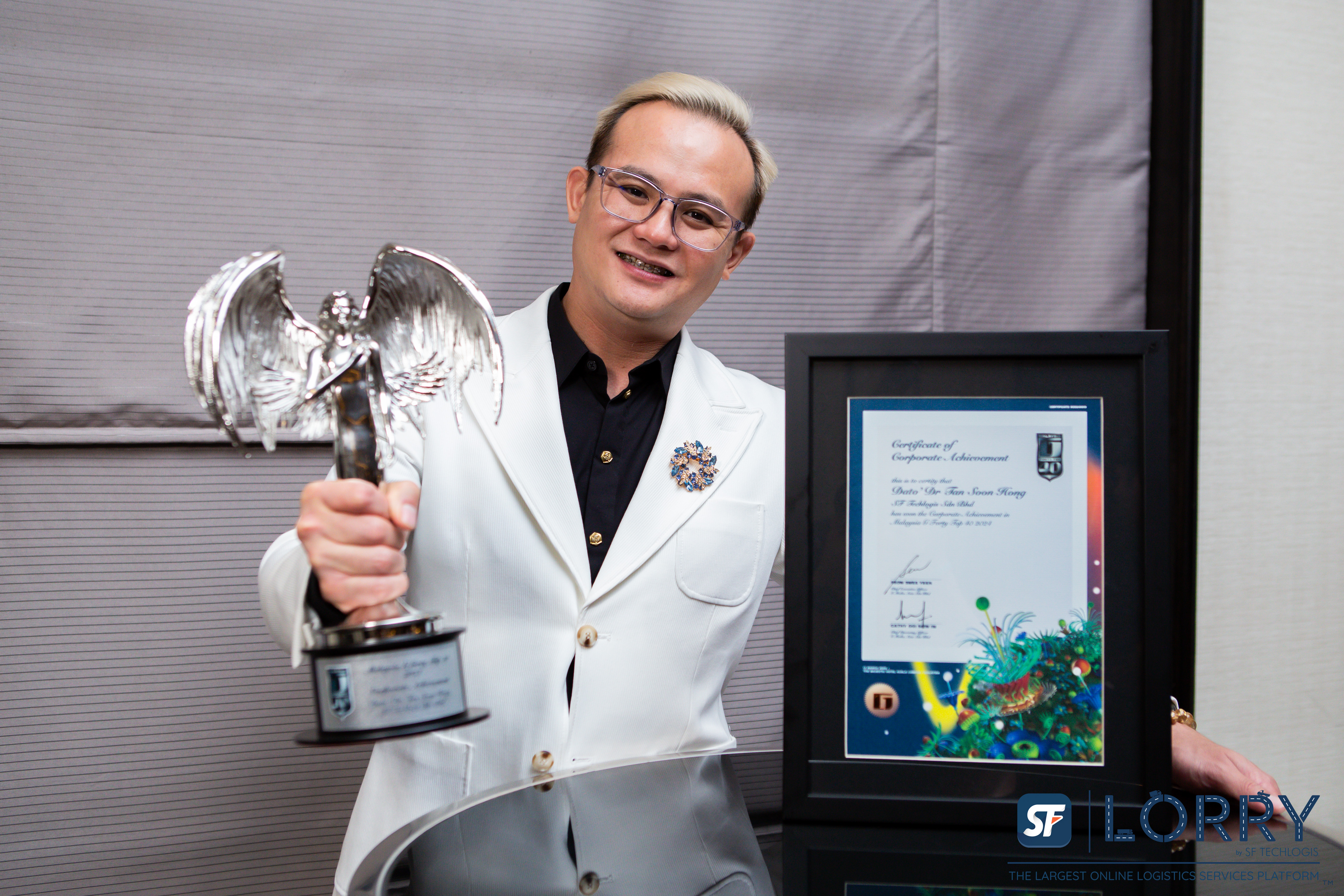 Dato' Dr. Tan Soon Hong menerima Anugerah G FORTY TOP 40 sempena G Media Iconic Award 2024 mewakili SF Lorry