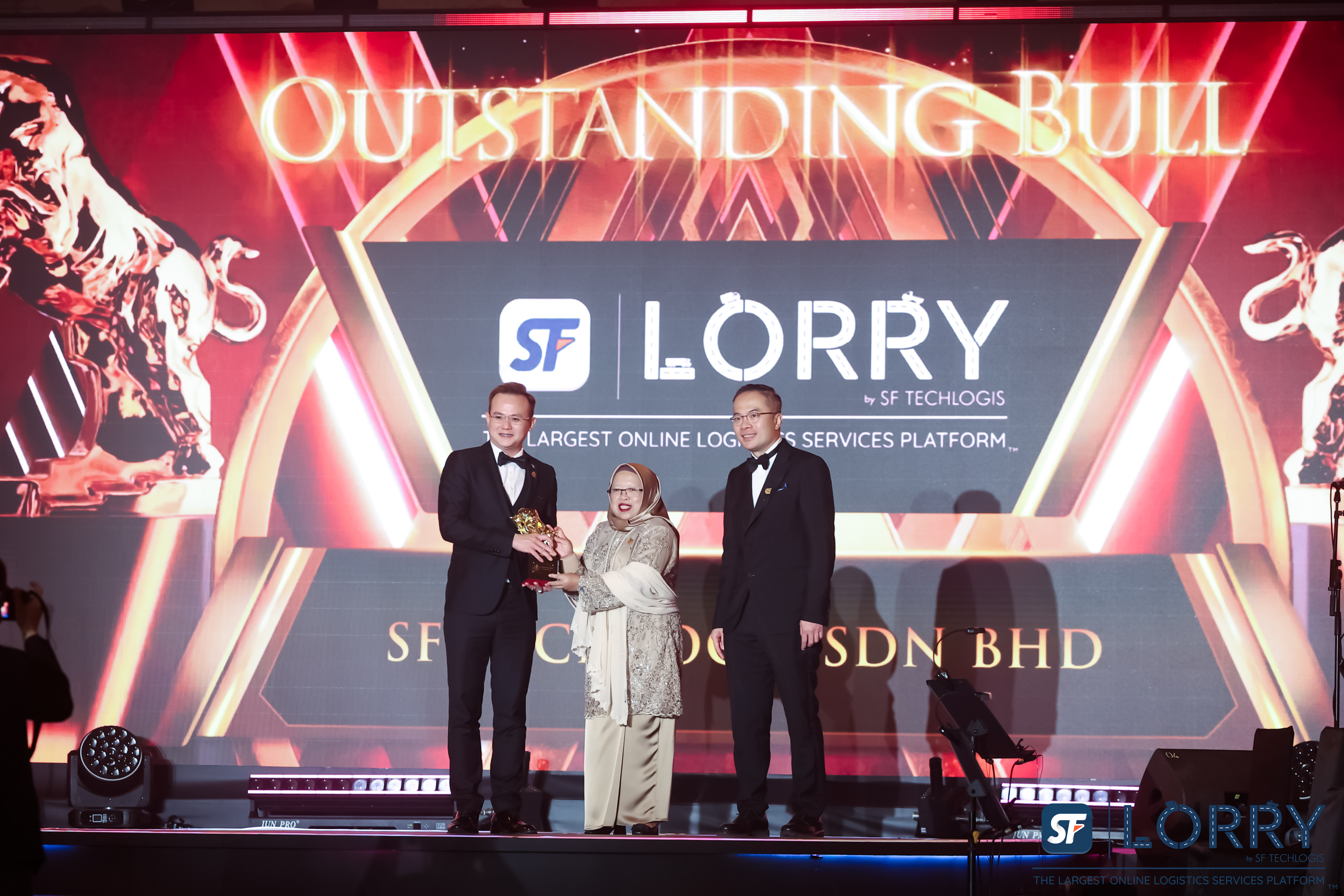 Dato' Dr. Tan Soon Hong di majlis Anugerah Golden Bull 2025 – SF LORRY